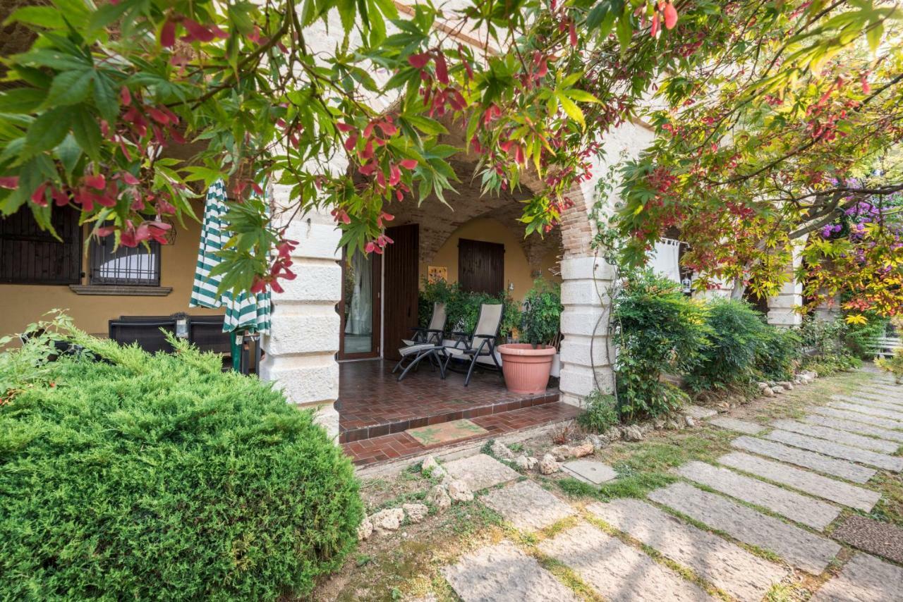 Appartamento Balkissa San Felice del Benaco Exteriör bild